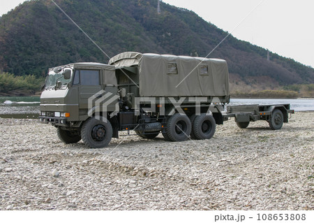 トレーラを牽引する陸上自衛隊のダンプトラック トレーラを牽引する陸上自衛隊のダンプトラック 108653808