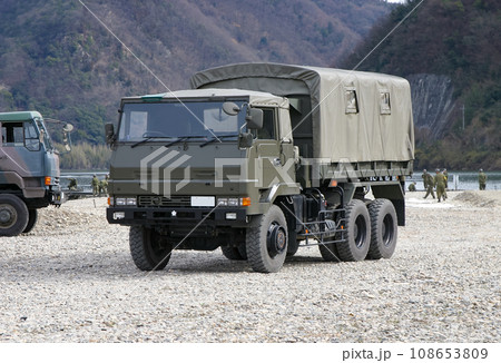 陸上自衛隊のダンプトラック 108653809