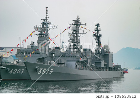 停泊中の海上自衛隊練習艦 108653812