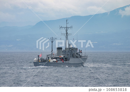 航行する海上自衛隊の掃海艇 108653818