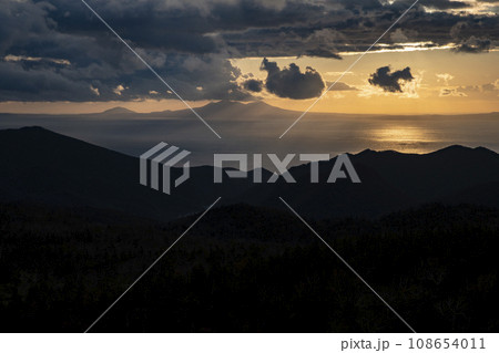 知床峠の朝焼け 108654011