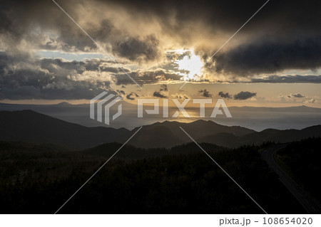 知床峠の朝焼け 108654020
