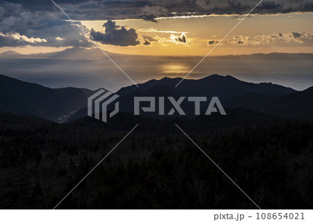 知床峠の朝焼け 108654021