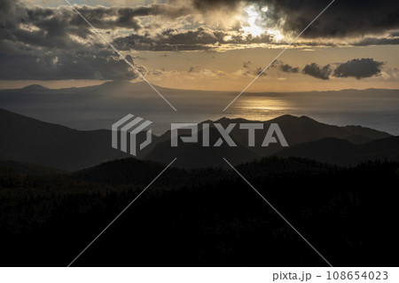 知床峠の朝焼け 108654023