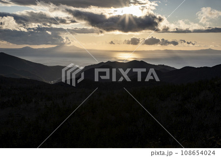 知床峠の朝焼け 108654024