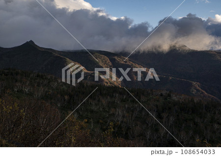 知床峠の朝焼け 108654033