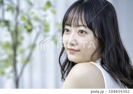 タンクトップの若い女性 108654302
