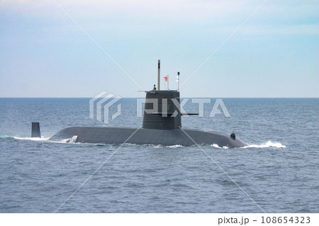 航行する海上自衛隊の潜水艦 108654323