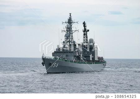 航行する海上自衛隊の護衛艦 航行する海上自衛隊の護衛艦 108654325