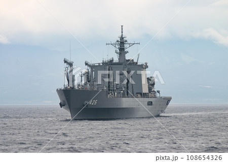 航行する海上自衛隊の補給艦 航行する海上自衛隊の補給艦 108654326