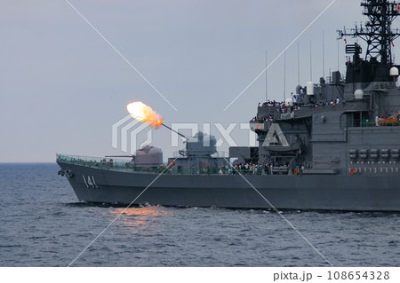 訓練展示で主砲を撃つ海上自衛隊の護衛艦 訓練展示で主砲を撃つ海上自衛隊の護衛艦 108654328