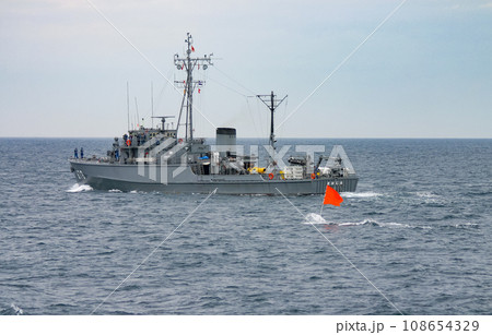 航行する海上自衛隊の掃海艇 航行する海上自衛隊の掃海艇 108654329