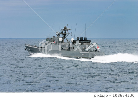 高速で航行する海上自衛隊ミサイル艇 108654330