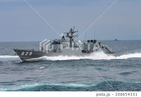 高速で航行する海上自衛隊ミサイル艇 108654331