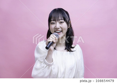 歌う若い女性 歌う若い女性 108654479