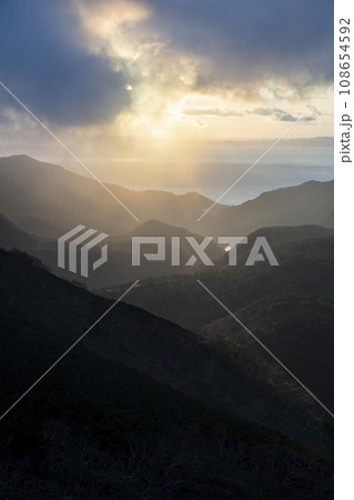 知床峠の朝焼け 108654592