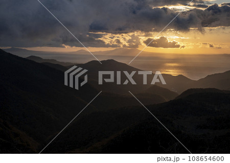 知床峠の朝焼け 108654600