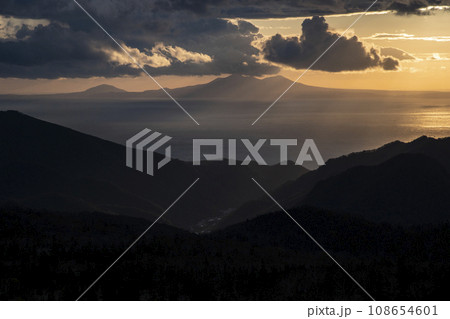 知床峠の朝焼け 108654601