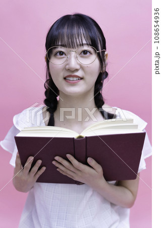 本を読む眼鏡の若い女性 本を読む眼鏡の若い女性 108654936