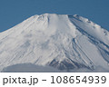 山頂に白雪をいただく快晴の富士山山頂 108654939