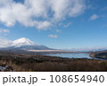 パノラマ台から望む厳冬期の山中湖と雪の富士 108654940