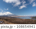 パノラマ台から望む厳冬期の山中湖と雪の富士 108654941