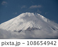 山頂に白雪をいただく快晴の富士山山頂 108654942