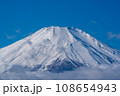山頂に白雪をいただく快晴の富士山山頂 108654943