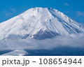 山頂に白雪をいただく快晴の富士山山頂 108654944