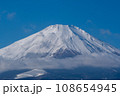 山頂に白雪をいただく快晴の富士山山頂 108654945