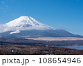 パノラマ台から望む厳冬期の山中湖と雪の富士 108654946
