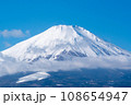 山頂に白雪をいただく快晴の富士山山頂 108654947