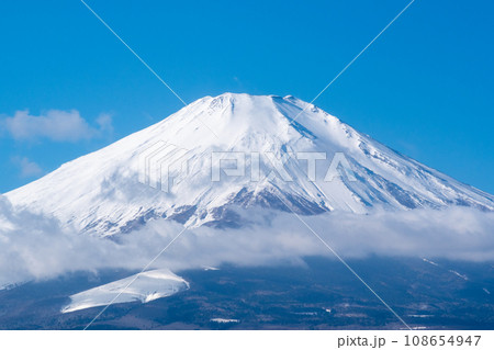 山頂に白雪をいただく快晴の富士山山頂 山頂に白雪をいただく快晴の富士山山頂 108654947