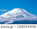 山頂に白雪をいただく快晴の富士山山頂 108654948