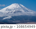 山頂に白雪をいただく快晴の富士山山頂 108654949