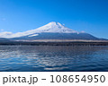 山中湖から見た雪をいただく富士山 108654950