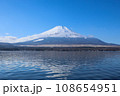 山中湖から見た雪をいただく富士山 108654951