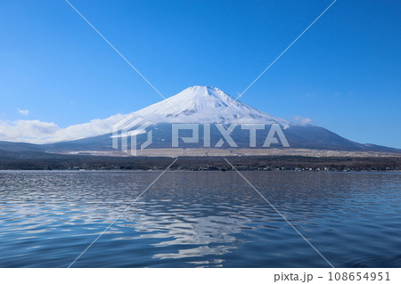山中湖から見た雪をいただく富士山 山中湖から見た雪をいただく富士山 108654951