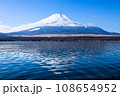 山中湖から見た雪をいただく富士山 108654952