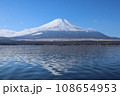山中湖から見た雪をいただく富士山 108654953
