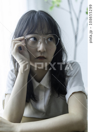 アンニュイな雰囲気の眼鏡の若い女性 108655299