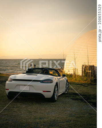 夕暮れの海とオープンカー ポルシェ718ボクスター コンバーチブル 夕暮れの海とオープンカー ポルシェ718ボクスター コンバーチブル 108655329