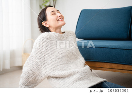 ニットを着ている若い女性　ライフスタイルイメージ 108655392