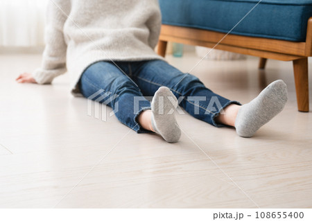ニットを着ている若い女性 ライフスタイルイメージ ニットを着ている若い女性 ライフスタイルイメージ 108655400