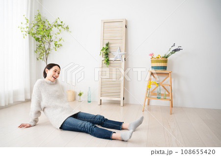 ニットを着ている若い女性　ライフスタイルイメージ 108655420