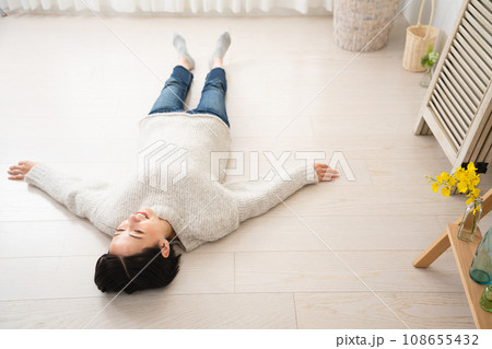 ニットを着ている若い女性　ライフスタイルイメージ 108655432