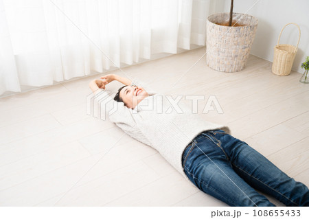 ニットを着ている若い女性 ライフスタイルイメージ ニットを着ている若い女性 ライフスタイルイメージ 108655433