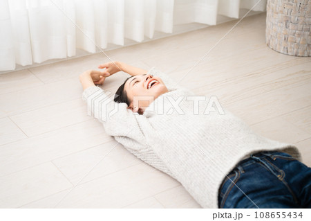 ニットを着ている若い女性　ライフスタイルイメージ 108655434