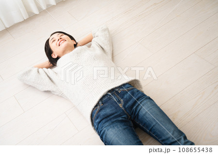 ニットを着ている若い女性 ライフスタイルイメージ ニットを着ている若い女性 ライフスタイルイメージ 108655438