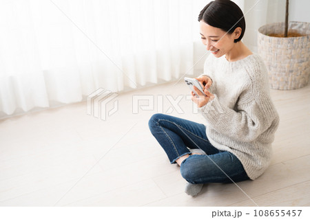 スマートフォンを操作する若い女性 ライフスタイルイメージ スマートフォンを操作する若い女性 ライフスタイルイメージ 108655457